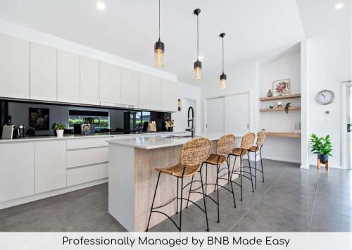 Dubbo House | Waterway Retreat - Serene Living, Entertains 8