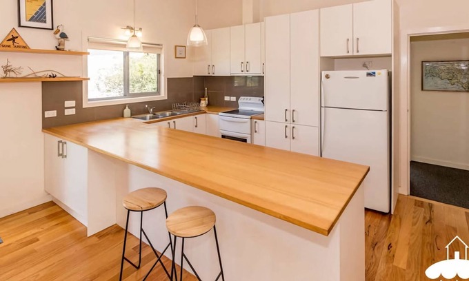 Sandy Point House | Wattlebird is positioned perfectly for your next relaxing holiday.