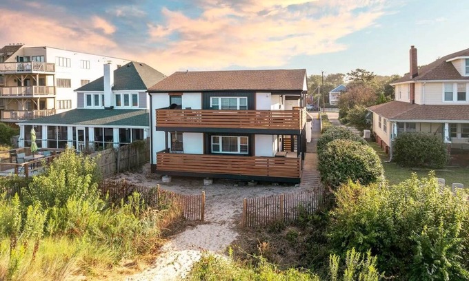 Bayview Apartment | Wave Suite /Right on the Beach!