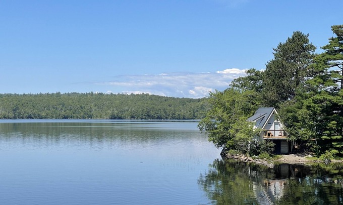 Waverley Cottage | Waverley Guest House - a few feet from the lake!