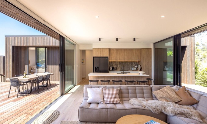 Onetangi House | Wavesong Whakaaio Onetangi | Be My Guest