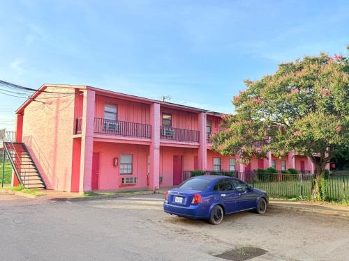Cedar Crest Hotel | Way Side Inn by Hotel O Dallas near Fair Park Downtown