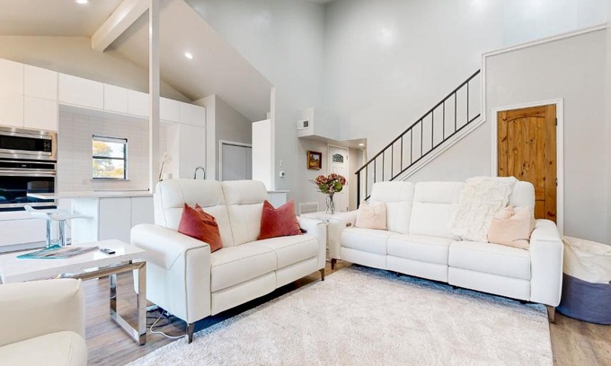 Horseshoe Bay Apartment | Way to the Bay