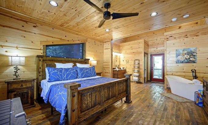 Broken Bow Cabin | Waymaker, Couples, Hot Tub, Firepit, Soaker Tub