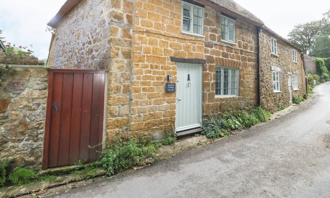 Beaminster Cottage | WAYSIDE, pet friendly, character holiday cottage in Beaminster