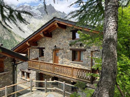 Courmayeur Apartment | We are 4810 Chalet aux pieds du Mont-Blanc Mansarda