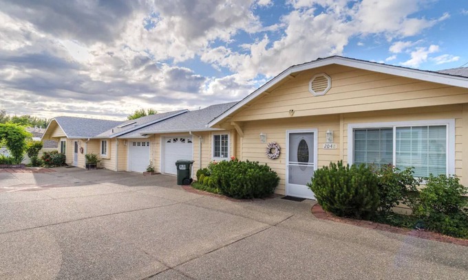 Grants Pass House | WE ARE A CHARMING DUPLEX/2 HOMES 4 BEDROOM 4 BATH/2 GARAGES +EV