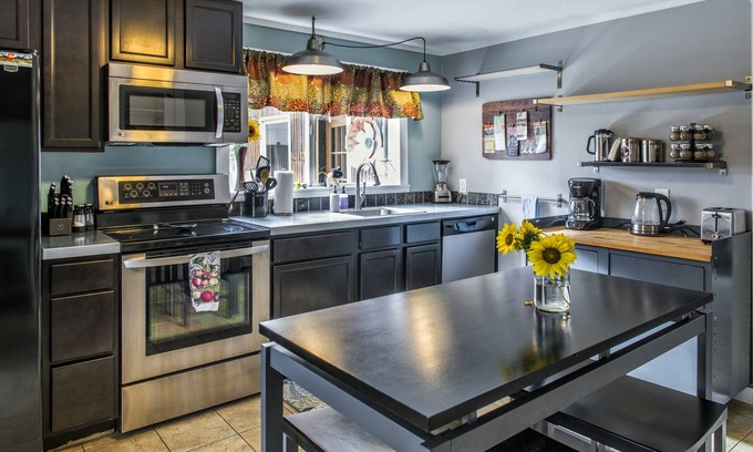 Salida House | We have A/C! Relax in the hot tub! modern design, family and pet friendly!