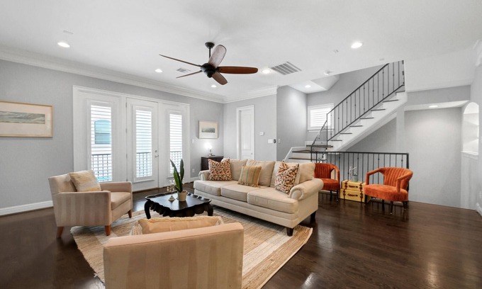 Shady Acres House | We Have Electricity! Luxury Home in The Heights! Pet Friendly, Sleeps 8