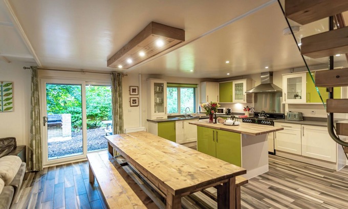 Farley Cabin | Weaver; woodland lodge for 12 with hot tub, log burner, BBQ, near Alton Towers.