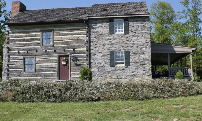Fort Defiance House | Weaverton-Unique Log Home in Shenandoah Valley