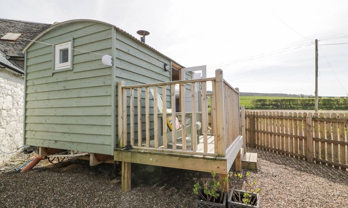 Maidens Cottage | WEE BEACH HUT, romantic, country holiday cottage in Maidens