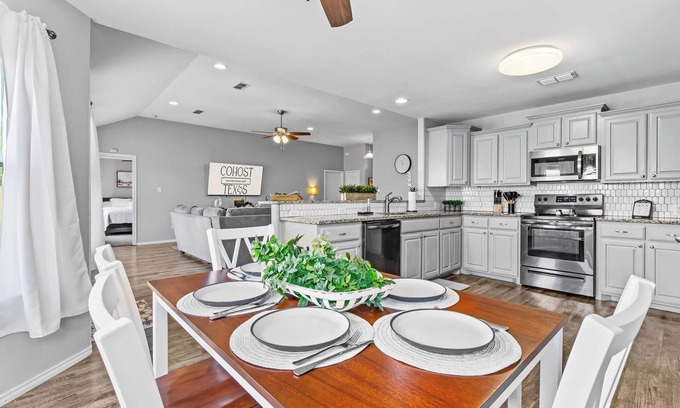Abilene House | Weekday Summer Deals ~ Near Dyess ~Dogs OK~ Sleeps 8 ~ 5 Stars ~ Spacious ~Clean