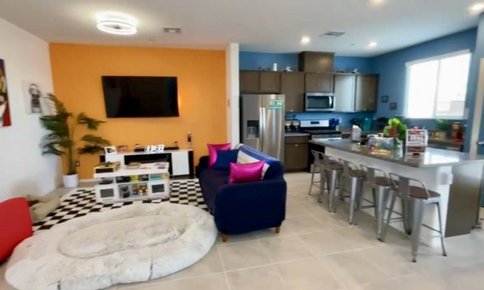 Midway House | Weekend at Bernie's: Bernie's Vegas Pad