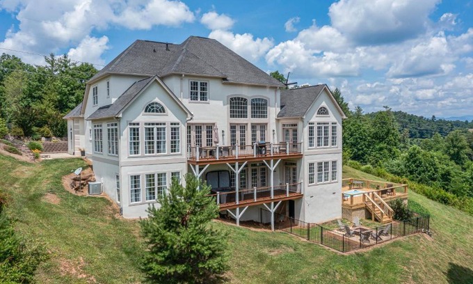 Weaverville House | Weekend friends and fam! Media room, Hot Tub, Firepit, Sleeps 18 minutes to Asheville