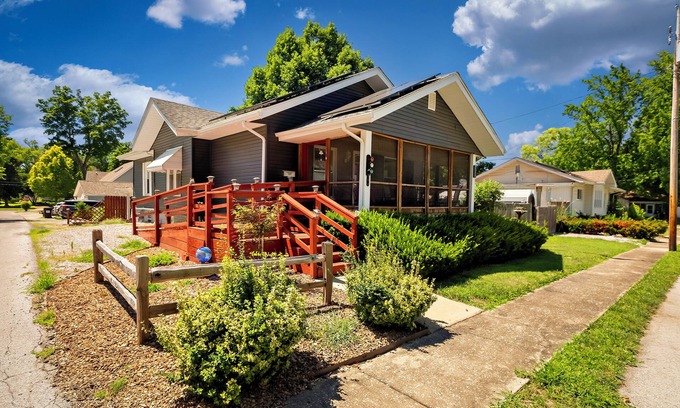 Marion House | Weekly/Monthly Rental in Walkable Downtown Marion