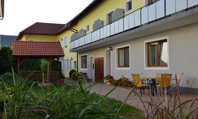 Podersdorf am See House | Weingut & Gästehaus Dombi Weiss