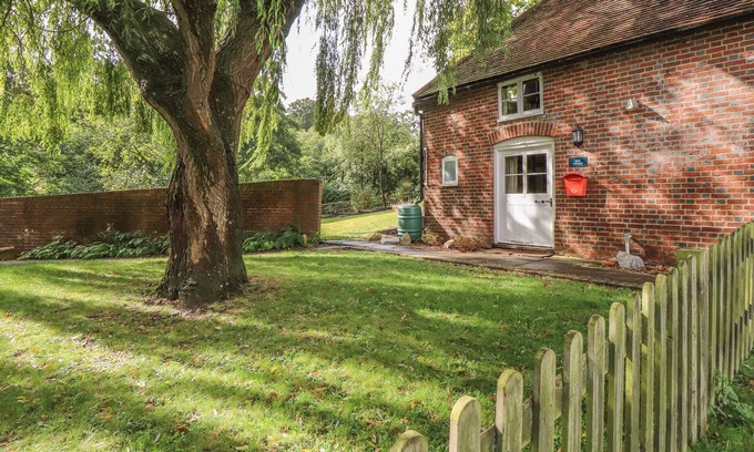 Maidstone Cottage | WEIR COTTAGE, pet friendly, with a garden in Hollingbourne