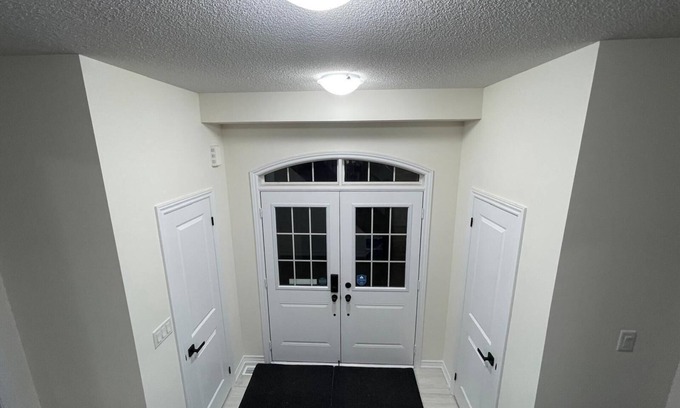 Brampton House | Welcome Home Away from Home ~6 Bed 3.5 Bath ~ Open Concept Kitchen-Living-Dining