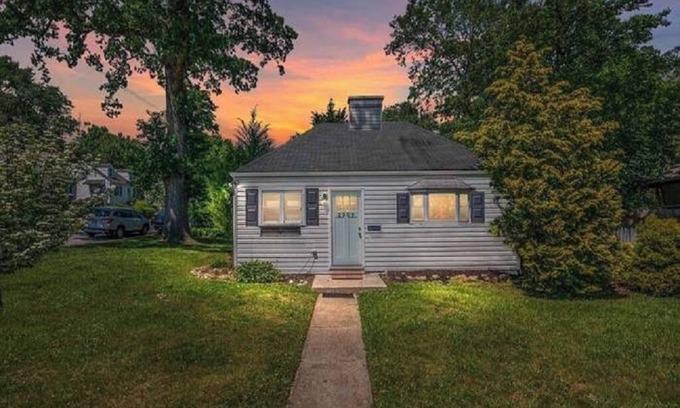 Parkville House | Welcome Hon near Baltimore /Pickleball, Fireplace