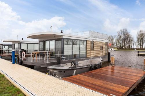 Offingawier House | Welcome in - Houseboat 'Elysium' met eigen aanlegsteiger Sneek - Offingawier