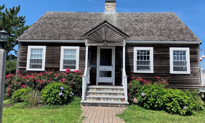 Minot House | Welcome to "A Stones Throw" Cottage located steps from the beach.