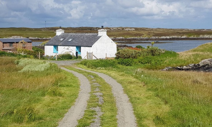 Benbecula Cottage | Welcome to Airidh an Dobhrain - our secluded cottage by the lochside