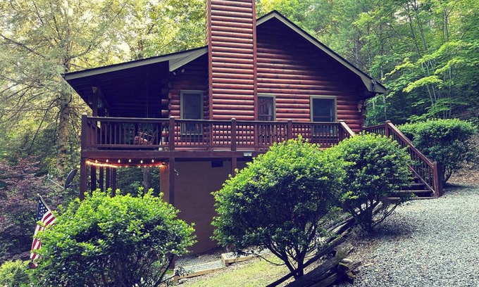 Hidden Lake House | Welcome to Bearadise! Charming cabin 10 minutes to downtown Blue Ridge!