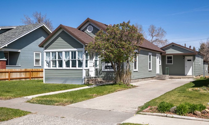 Cody House | Welcome to Bronco Bungalow- walk to downtown Cody