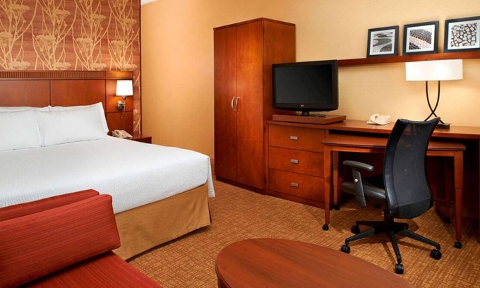 Auburn Hills House | Welcome to Detroit Auburn Hills! Parks nearby and relax at our Indoor Pool!
