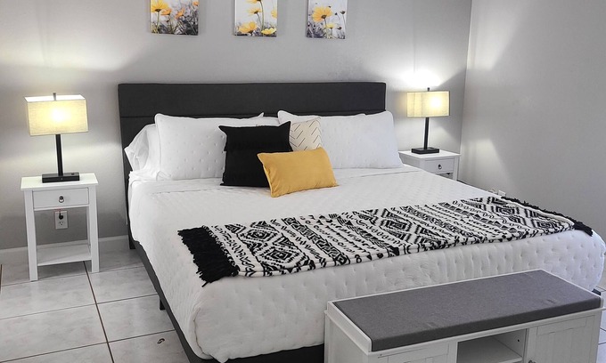 Gibsonton House | Welcome to Hidden Oaks. Forget your worries in this spacious and serene space.