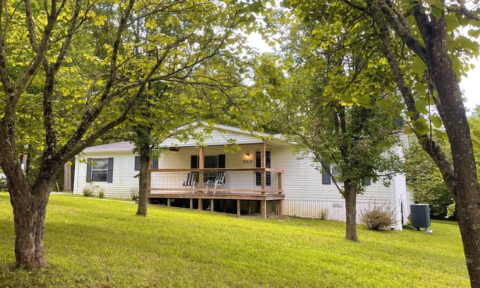 Clarkson House | Welcome to Lake'n It Easy on Nolin! Close to Mammoth Cave, in Clarkson, KY.