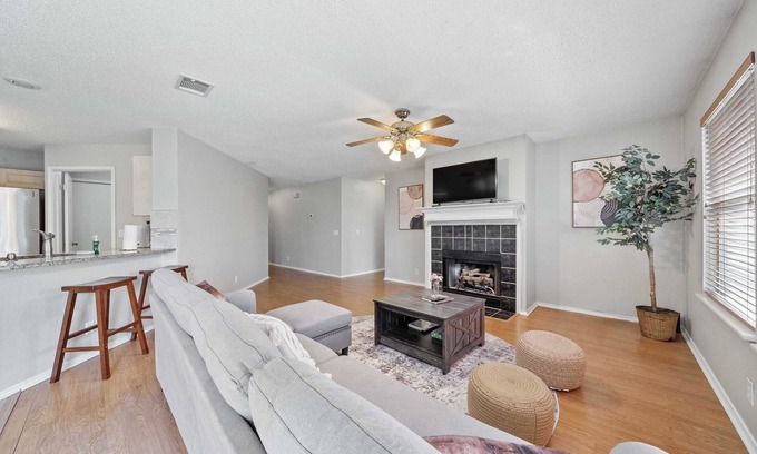 Cat Hollow House | Welcome to Luckenwald Cove Retreat-Your Home Away from Home in Round Rock #42135