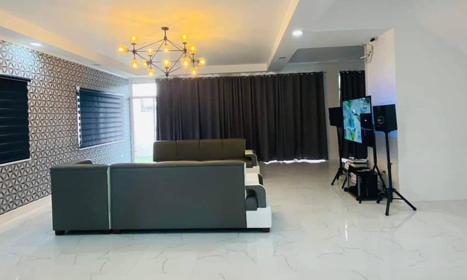 Angeles City Villa | Welcome to Marianne's Private pool Villa in the center of everything