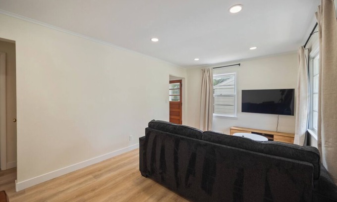 Des Moines House | Welcome to Momo's Place. Charming 3 Bedroom, 1Bathroom with Modern Upgrades