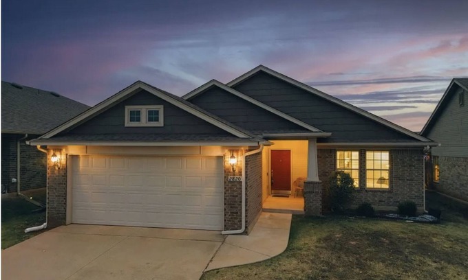 Edmond House | Welcome to our cozy family home! Ideal for those seeking comfort and relaxation.