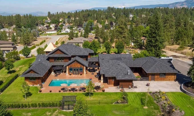 Southeast Kelowna House | Welcome to our exceptional vacation rental property located in the heart of Kelowna