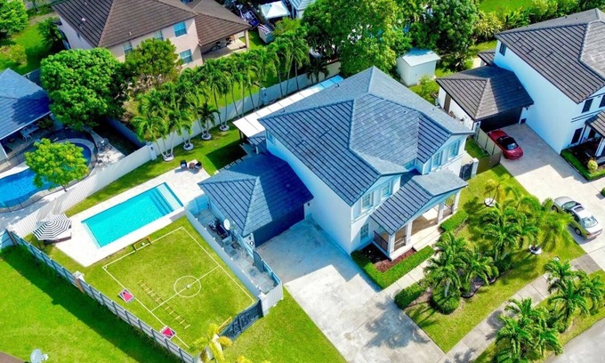 Ludlam Villa | Welcome to our Miami Getaway! Discover our stylish, comfortable luxurious villa!