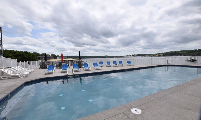Osage Beach Condo | Welcome to Paradise! Heart of the Lake-Boat slip-Wtrfrt Pool-VERY CLEAN!