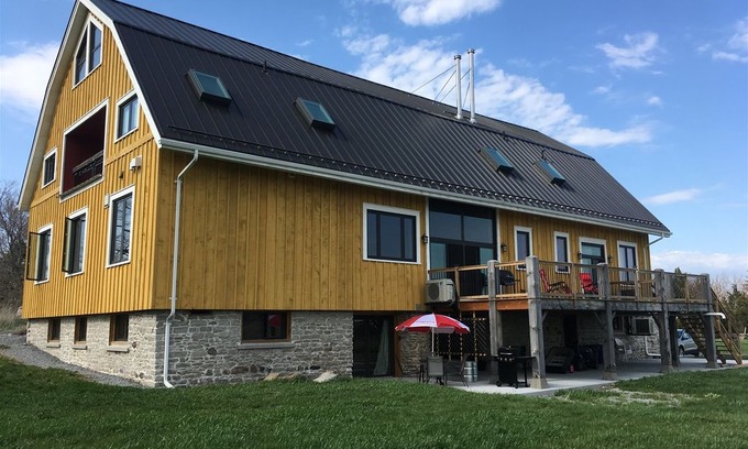 Wellington House | Welcome to Salisbury Barn - The Yellow Room - One of our Bed & Breakfast Rooms