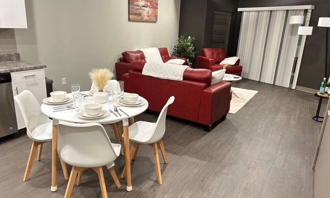 Downtown Des Moines Apartment | Welcome to Scarlet Nook, a beautifully appointed one-bedroom apartment in downtown Des Moines.