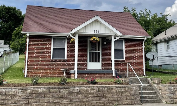 Tazewell Cottage | Welcome to Tazewell Co. VA, home of Miss Scarlett's Riverside Cottage.