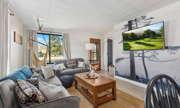 Crosby House | Welcome to the Black Loon. A charming 3-bedroom Mountain Bike home in Crosby
