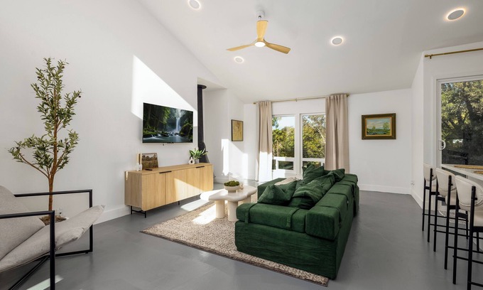 Temecula House | Welcome to The Buzze – Stylish 2BR/2BA Stay in Prime Murrieta Location!