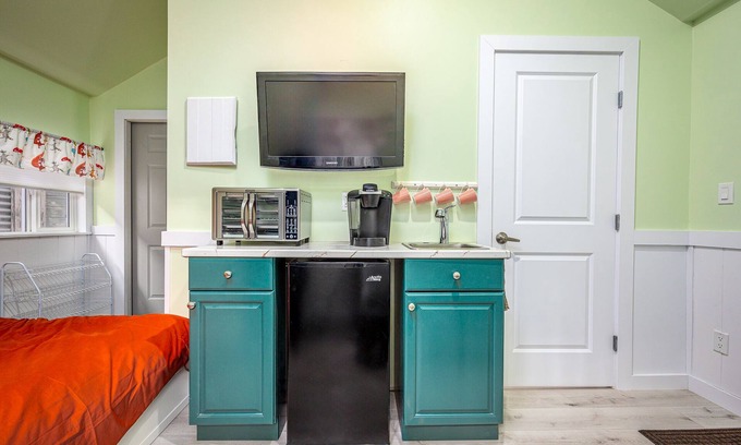 East Hill House | Welcome to the charming Gnome Home, your cozy retreat in the heart of Vernon!
