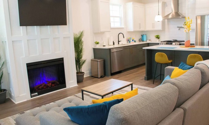 South Pensacola House | Welcome to the Garden Flat at East Hill House! Located in one of Pensacola’s most walkable area