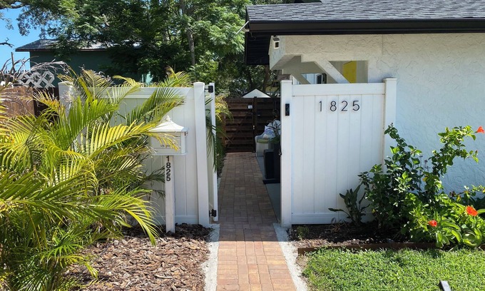 Central Sarasota House | Welcome to the Gecko Bungalow in charming Sarasota