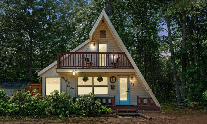 Newfield Cabin | Welcome to THE NEST, HotTub/Sauna/Rock Haven Lake access