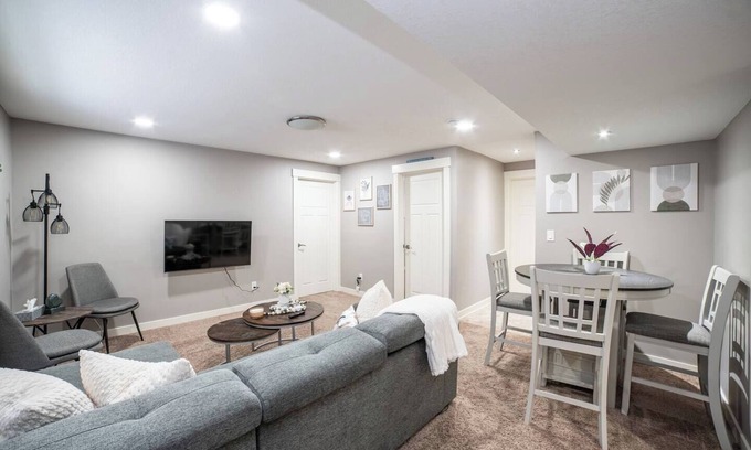 Regina Apartment | Welcome to the "Robin's Nest"