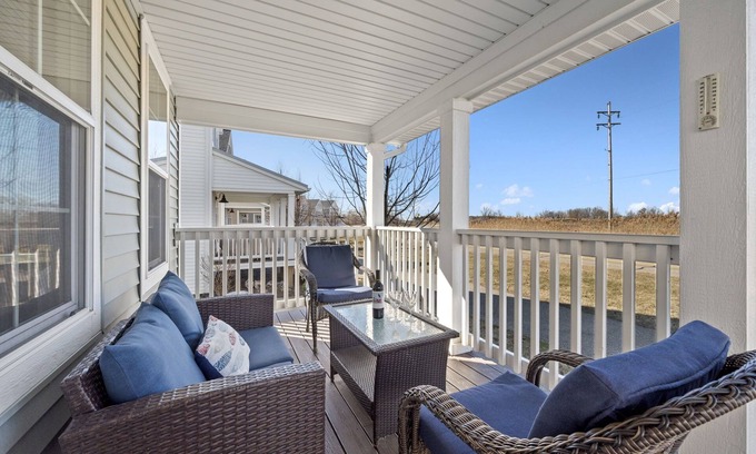 Benton Harbor House | Welcome to the Shore Thing! Located in beautiful Harbor Shores and by the beach